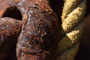 Sapporo Japonya 'daki terk edilmiş limandaki paslı metal.