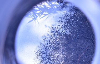 Kaleydoskop fotoğrafçılığı Sapporo Japonya 'nın su yüzeyinde toz kar makyajı.