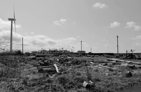 Sapporo Japonya 'daki terk edilmiş liman ve dinlenmiş gemiler.