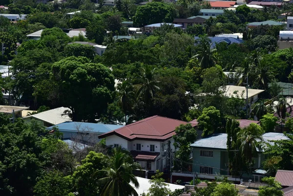 Mayıs ayındaki tecrit sırasında Manila Filipinleri 'ndeki muson yağmurlarından sonra 