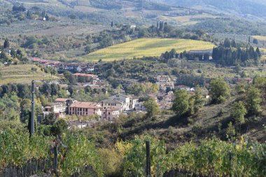 Tuscany İtalya 'sında karşılaşan küçük köyler boyunca