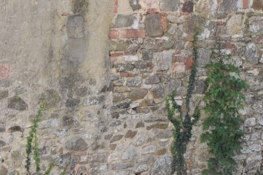 Tuscany İtalya 'daki eski tuğla duvardaki yenileme işlemi tekrarlandı