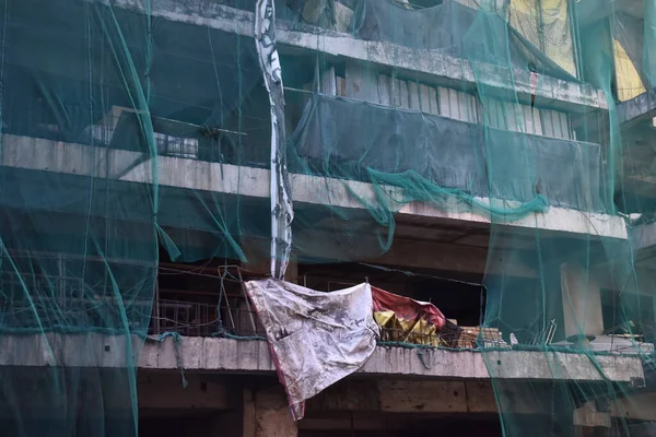 İnşaat, Manila Filipinlerinin ortasında kesildi.