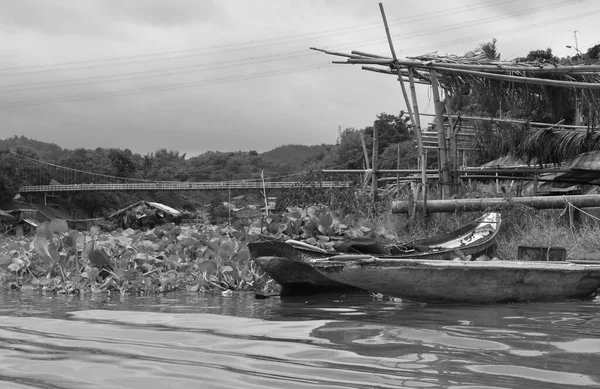 Manila Filipinleri 'ndeki kano gezisi nehri manzarası