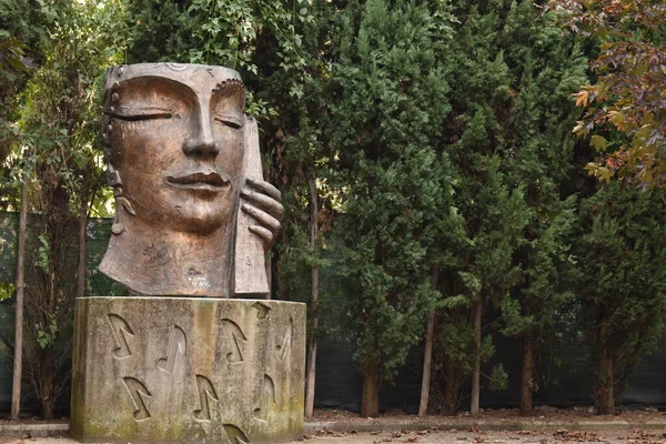 İtalya 'nın Toskana şehrinde heykelin gözleri kapalıydı.