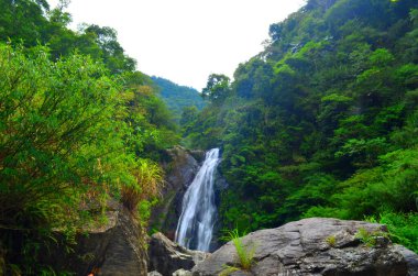 Kaya Tepesinden Şelale Akışı
