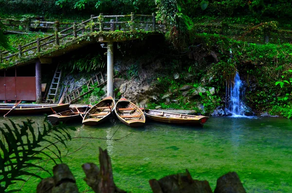 Barcos Abandonados Lado Cachoeira Calma Lago — Fotografia de Stock