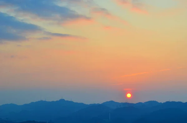 Der Sonnenuntergang Mit Skyline Und Bergen Blautönen — Stockfoto