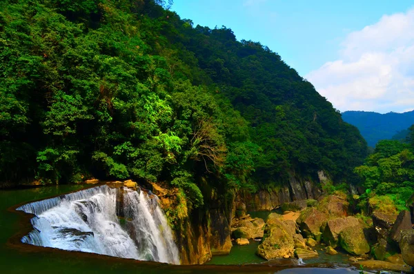 Fluxo Majestoso Cachoeira Através Incrível Vale Floresta — Fotografia de Stock