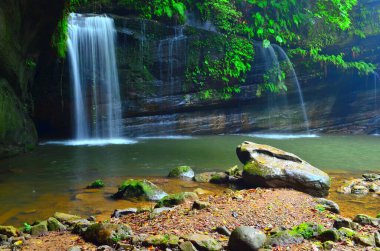 Tavşan gibi Kaya Güzel Göl ve Şelale 'nin yanında bekle