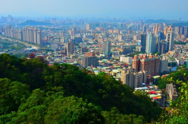 Güneşli Günlerdeki Dağlardan Güzel Canlı ve Canlı Şehir Manzarası