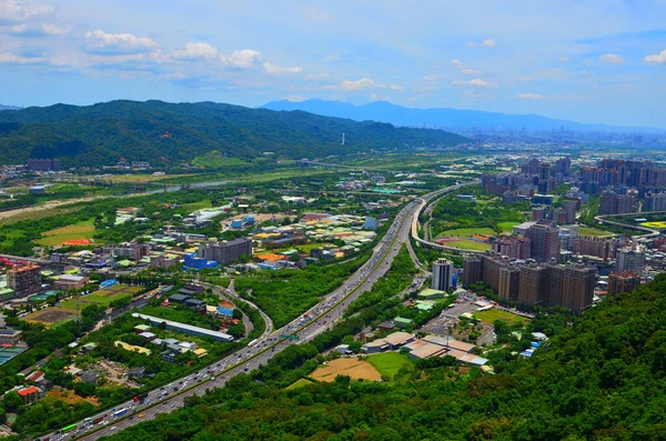 Shaped Highway, Endless Flourishing ve Green Wilderness 'daki Görkemli Dağlar ve Şehir manzarasından geçti.