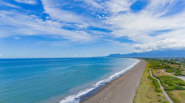 Ufkun dağlarla mükemmel bir uyum içinde buluştuğu bu el değmemiş kumsalın huzurunu keşfet..