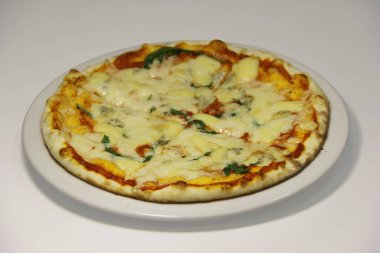 Beyaz tabakta vejetaryen pizzası, yakın plan.