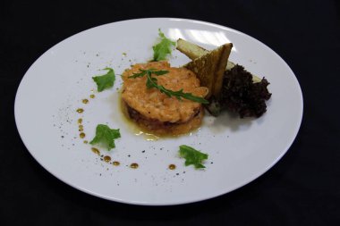 Etli pilav, roka, fesleğen yaprağı ve iki dilim tost.