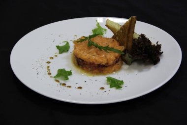 Etli pilav, roka, fesleğen yaprağı ve iki parça kızarmış ekmek.