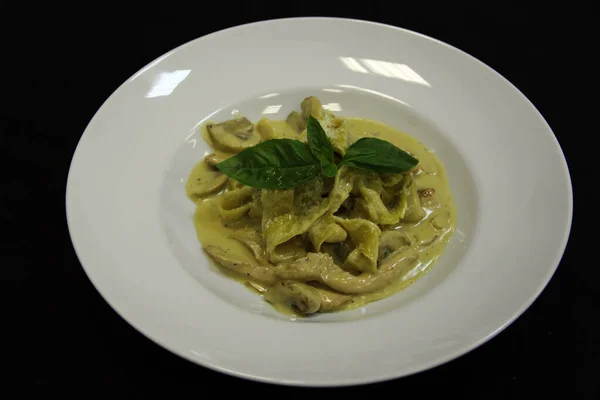 Pasta Con Champiñones Una Salsa Con Hojas Albahaca Plato Blanco —  Fotos de Stock