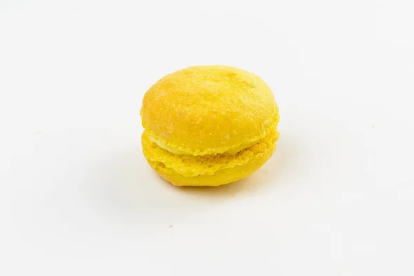 Macaroon Doce Amarelo Fundo Branco — Fotografia de Stock