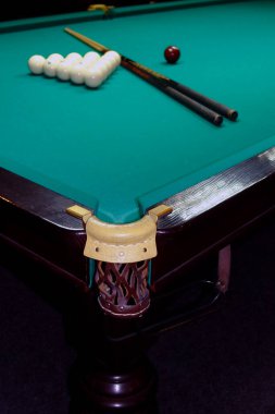 beyaz bilardo topu ve işaret