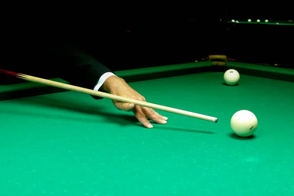 Bilardo Sopalı Bir Erkek Eli Yeşil Bir Bilardo Masasında Iki — Stok fotoğraf