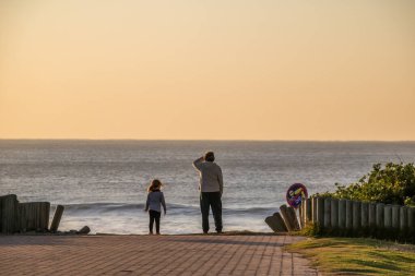 DURBAN, GÜNEY AFRİKA - 28 Mayıs 2020 Sabahın 6-9 saatleri arasındaki günlük egzersiz saatlerinde Durban sahili manzarası ülke ulusal tecrit seviyesi 4 'teyken. Kuma ve okyanusa yüzmek yasaktı. 