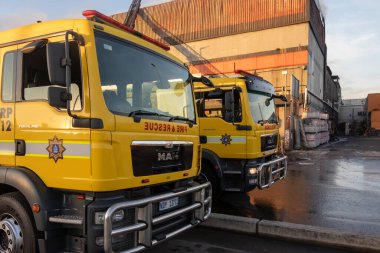 Durban, Güney AFRICA - 03 Mayıs 2020 İtfaiye Teşkilatı 'ndan itfaiyeciler sabah yangın söndürme hortumuyla söndürüyorlar..