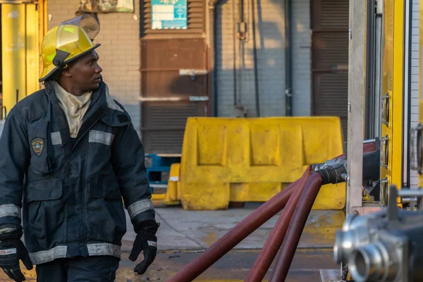 Durban Zuid Afrika Mei 2020 Brandweerlieden Van Fire Rescue Die — Stockfoto