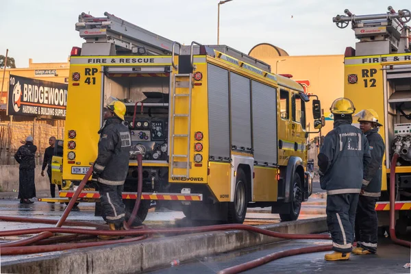 Durban Sudáfrica Mayo 2020 Bomberos Fire Rescue Combaten Incendio Edificio —  Fotos de Stock