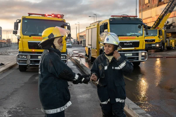 非洲南部德班 2020年5月3日 消防和救援消防员用水管在大楼里灭火 — 图库照片