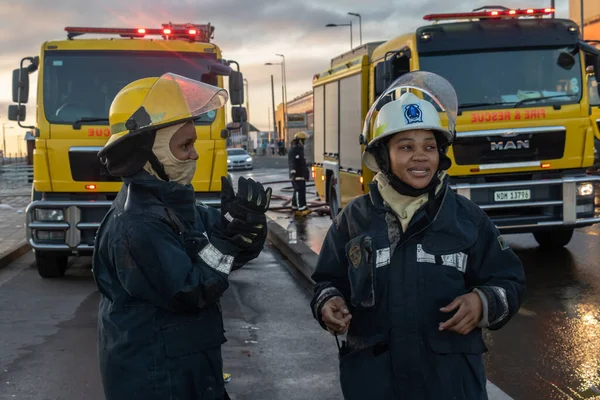 非洲南部德班 2020年5月3日 来自消防和救援组织的女消防员在上午用水管扑灭大楼大火 — 图库照片