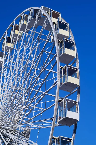 Modern White Ferris Wheel Closed Glass Booths Blue Sky Close — Stock Photo, Image