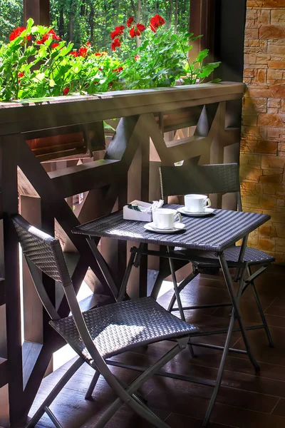 Bella Terrazza Balcone Con Tavolino Sedie Due Tazze Sole Mattino — Foto Stock