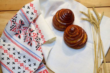 Beyaz bir havlunun üzerinde bembeyaz bir havluyla buğday ekmeği ve dikenleri..