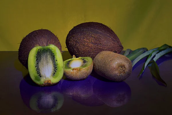 Cortado Rodajas Kiwi Entero Cocos Una Mesa Púrpura Pulida Primer — Foto de Stock
