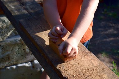 Çocuk küçük bir çocuk uçağıyla plan yapmayı öğreniyor..