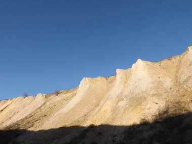 Kum madenciliği için eski bir taş ocağının duvarı..
