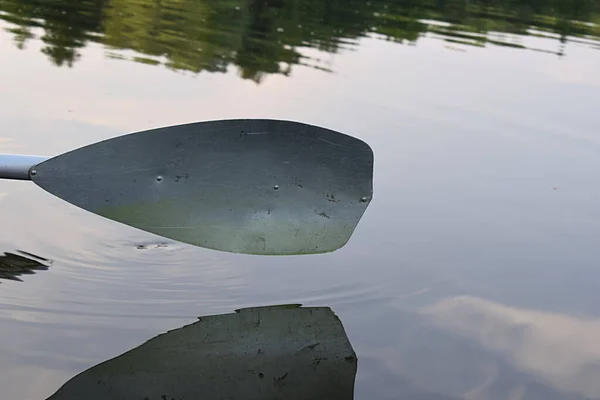 Wiosłuj Kajaki Nad Spokojną Wodą Jej Odbicie Zbliżenie — Zdjęcie stockowe