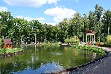 Ukrayna 'daki Harkov parkında yapay göl.