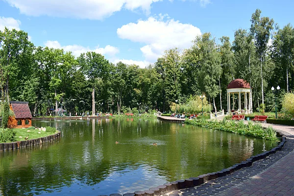 Lago Artificial Parque Kharkov Ucrânia — Fotografia de Stock