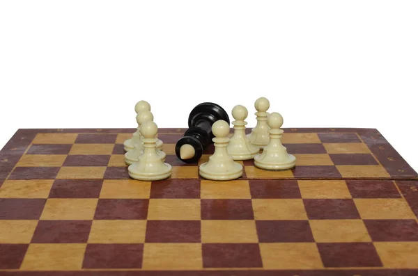 棋子与棋子和战败的国王的一种抽象的棋局 象征着良好协调的团队精神优于任何强大的对手 — 图库照片