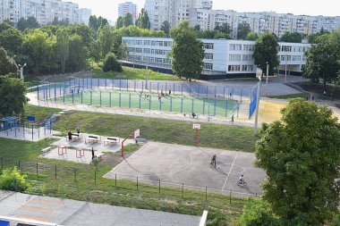 Kharkiv, Ukrayna, Ağustos 2020. Harkov 'un bir yerleşim bölgesinde spor sahası.