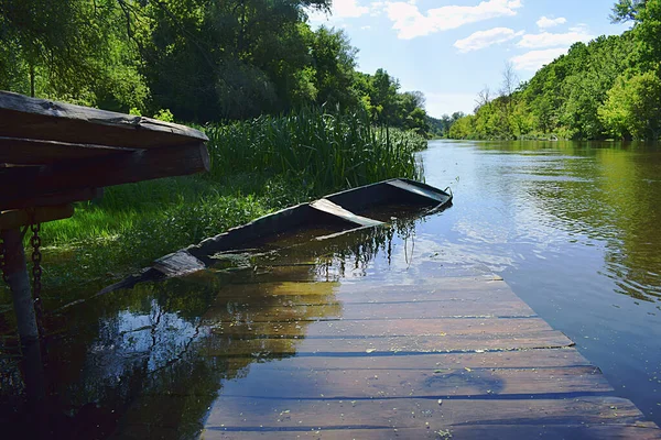 Nehir Rıhtımında Batmış Eski Bir Ahşap Tekne — Stok fotoğraf