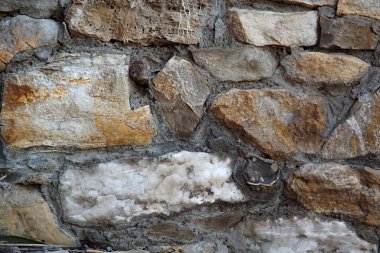 Taş tortulu kayalar duvarı: kum taşı, dolomit, alçıtaşı.