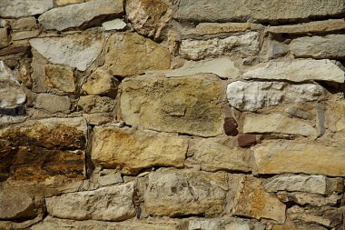 Taş tortulu kayalar duvarı: kum taşı, dolomit, alçıtaşı.