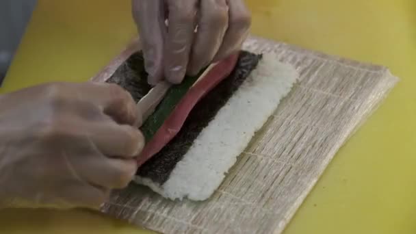 Japán Sushi Tekercseket Készítek Lazaccal Norival Avokádóval Sajttal Wasabival Szójaszósszal — Stock videók