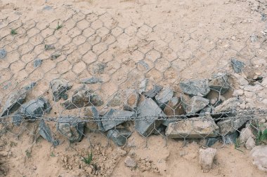 Rabitz şebekesinin baskısı altındaki taşlar. Sahil koruma 