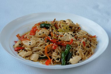 Tavuklu ve yeşil fasulyeli Wok.