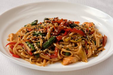 Tavuklu ve yeşil fasulyeli Wok.