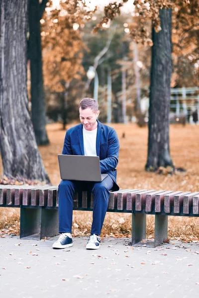 Man Gekleed Blauw Casual Vormgegeven Suite Chatten Met Vrouw Laptop — Stockfoto