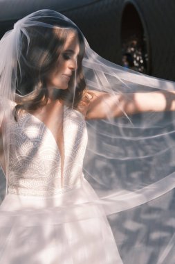 Gelin kendini bir peçeyle örttü. Düğün kavramı. 